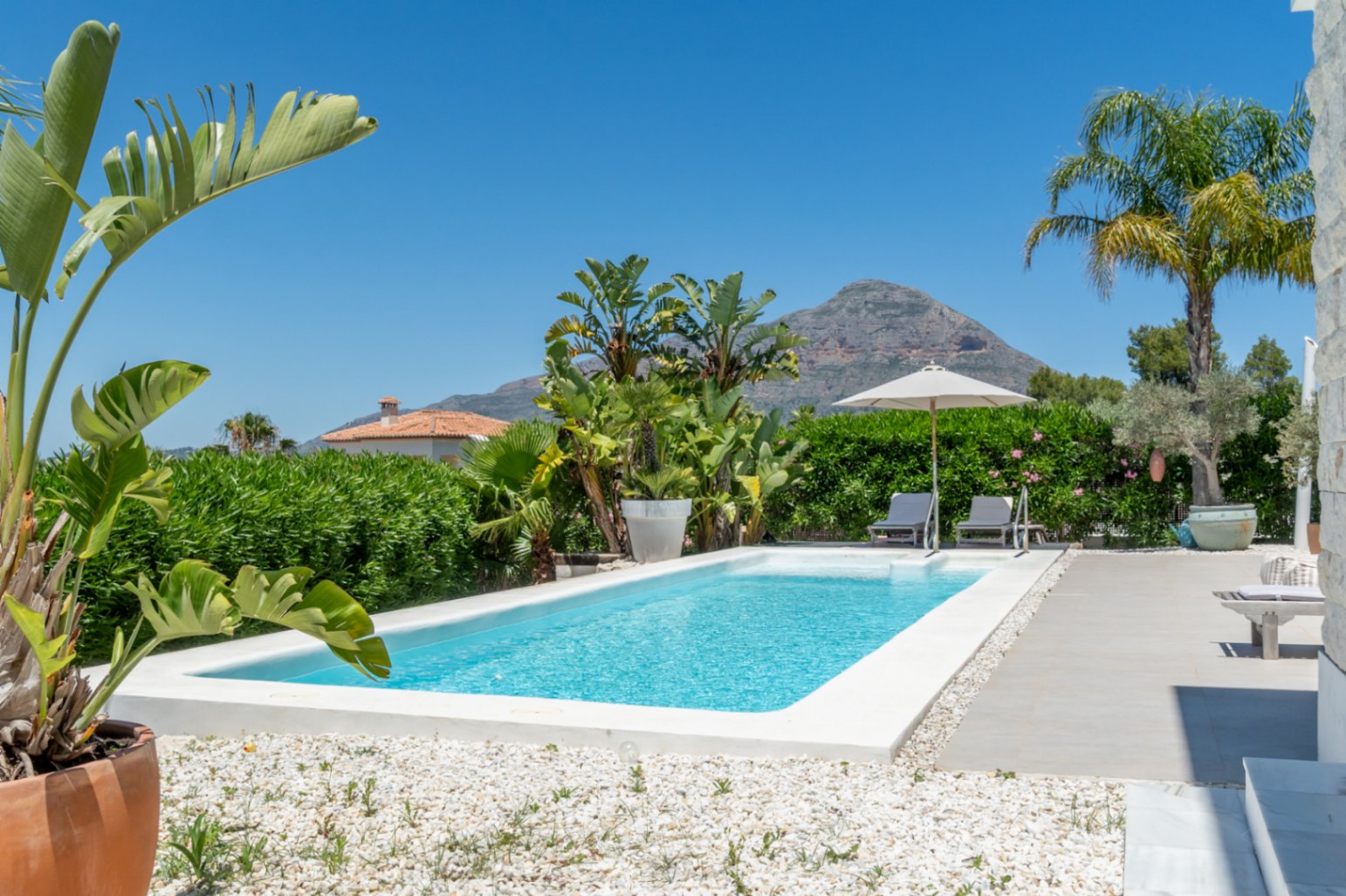 Swimmingpool mit Bergblick