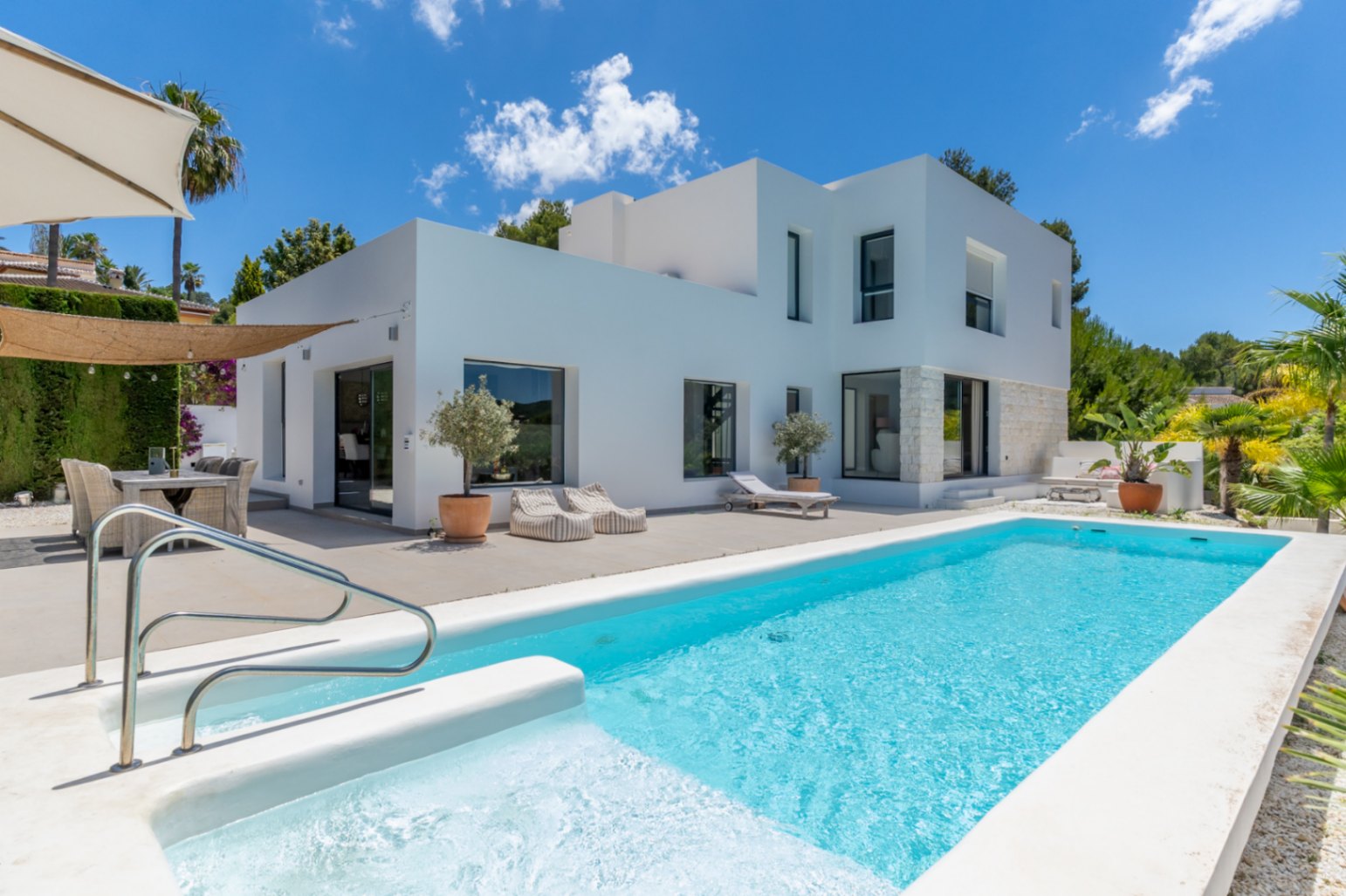 Pool und Terrasse