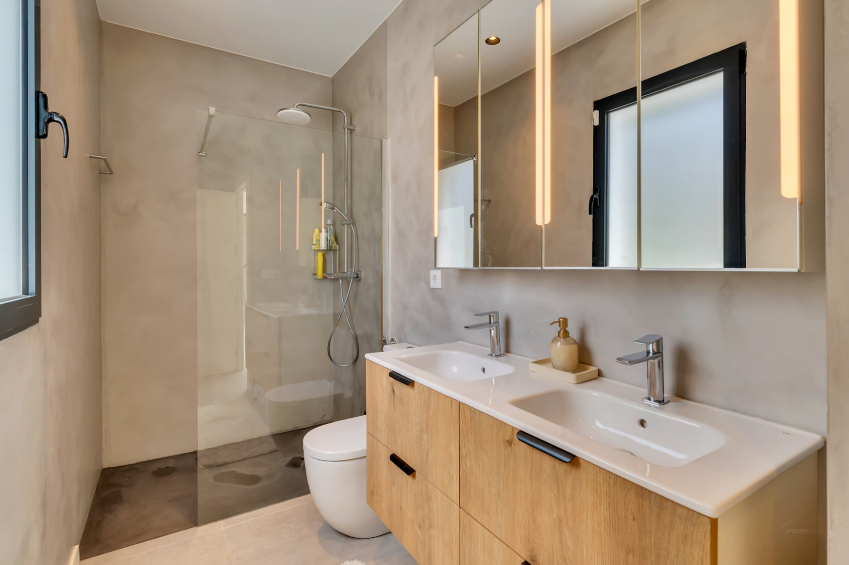 Badezimmer mit Dusche