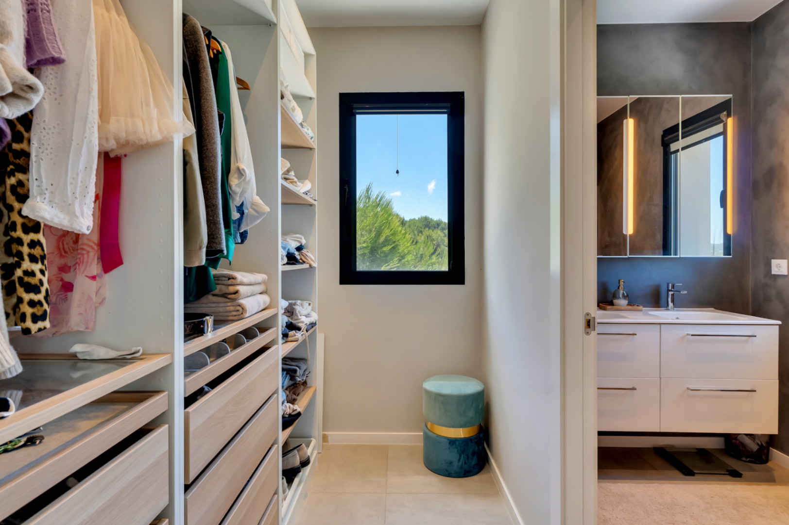 Ankleidezimmer und En-Suite-Badezimmer