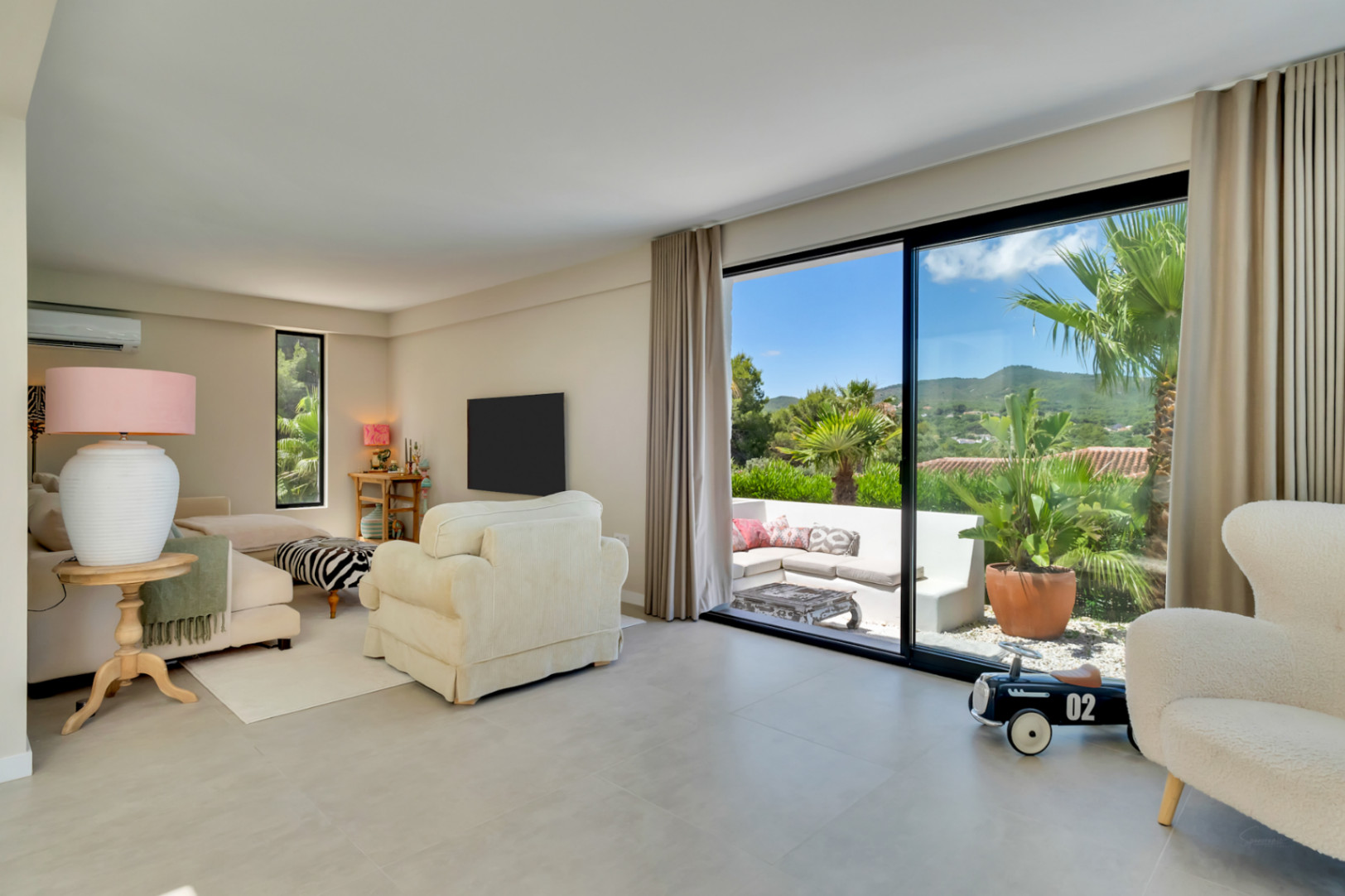 Wohnzimmer mit Zugang zur Terrasse