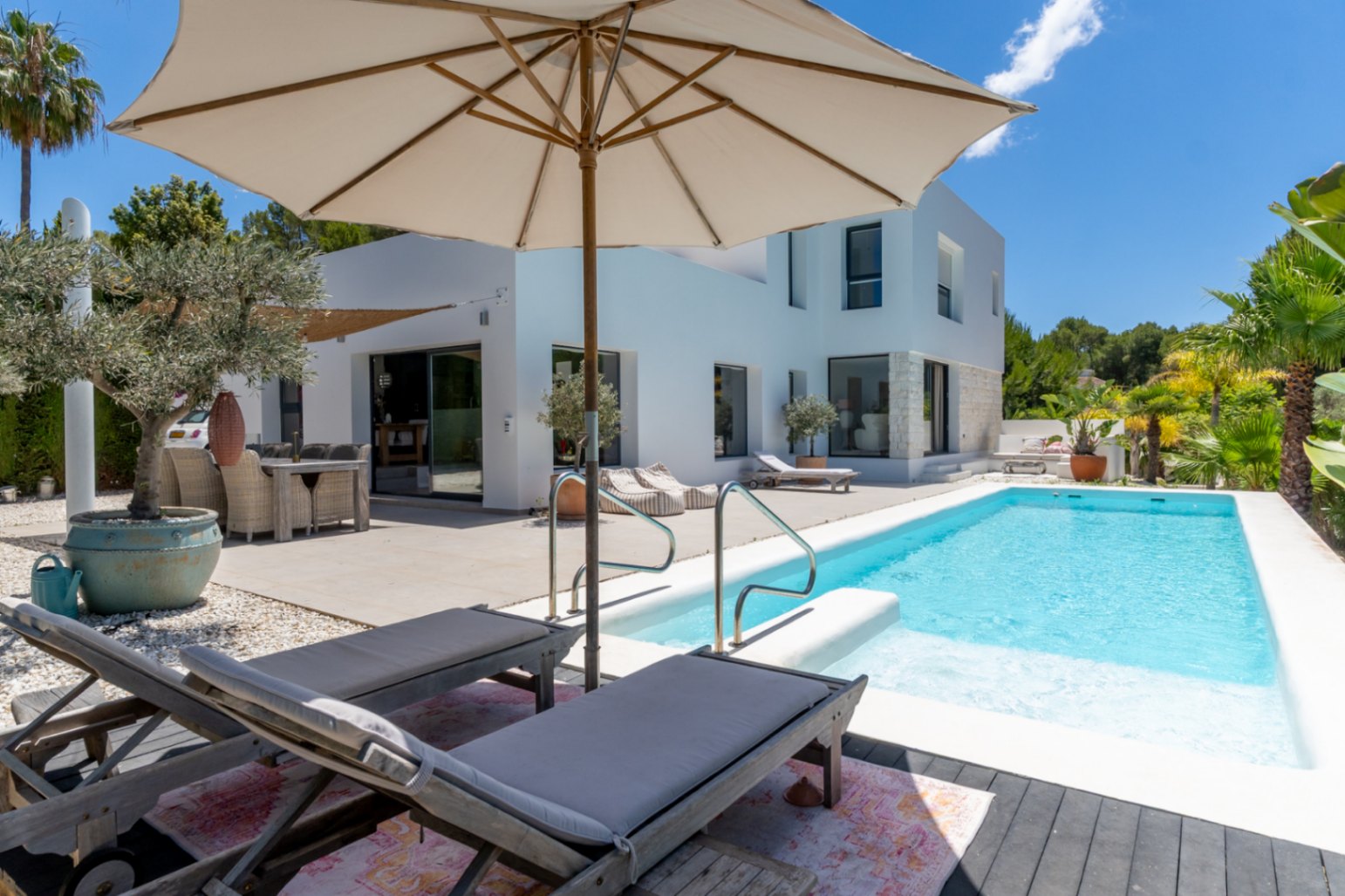 Pool und Terrasse