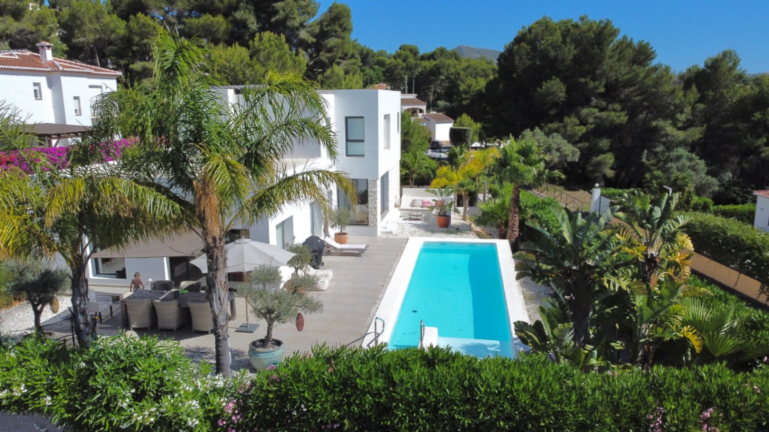 Außenbereich mit Terrasse und Pool