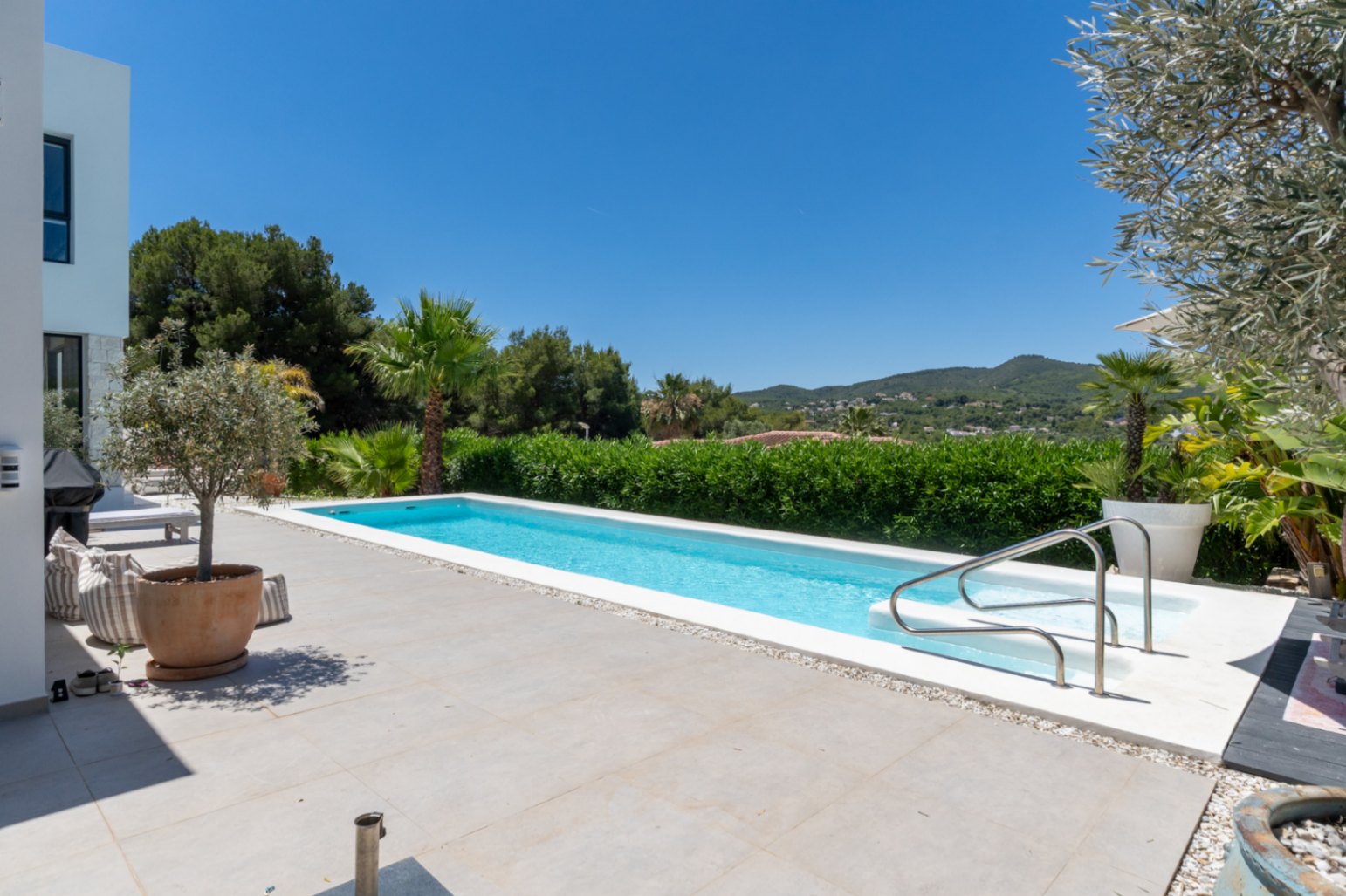 Swimmingpool und Terrasse