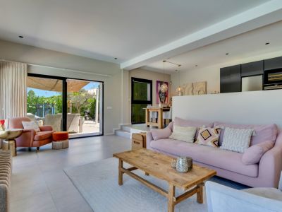 Wohnzimmer mit Zugang zur Terrasse