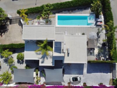 Luftaufnahme der Villa mit Pool