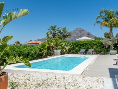 Swimmingpool mit Bergblick