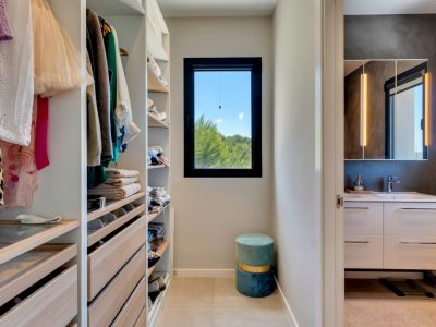 Ankleidezimmer und En-Suite-Badezimmer