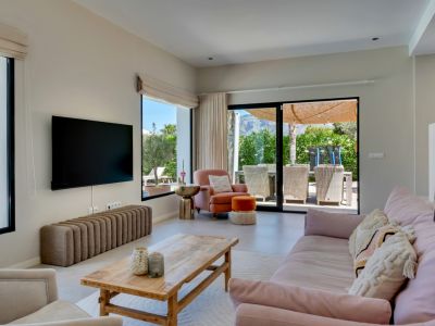 Wohnzimmer mit Zugang zur Terrasse