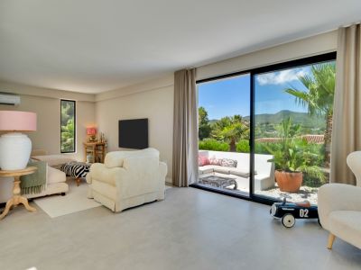 Wohnzimmer mit Zugang zur Terrasse