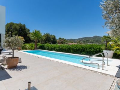Swimmingpool und Terrasse