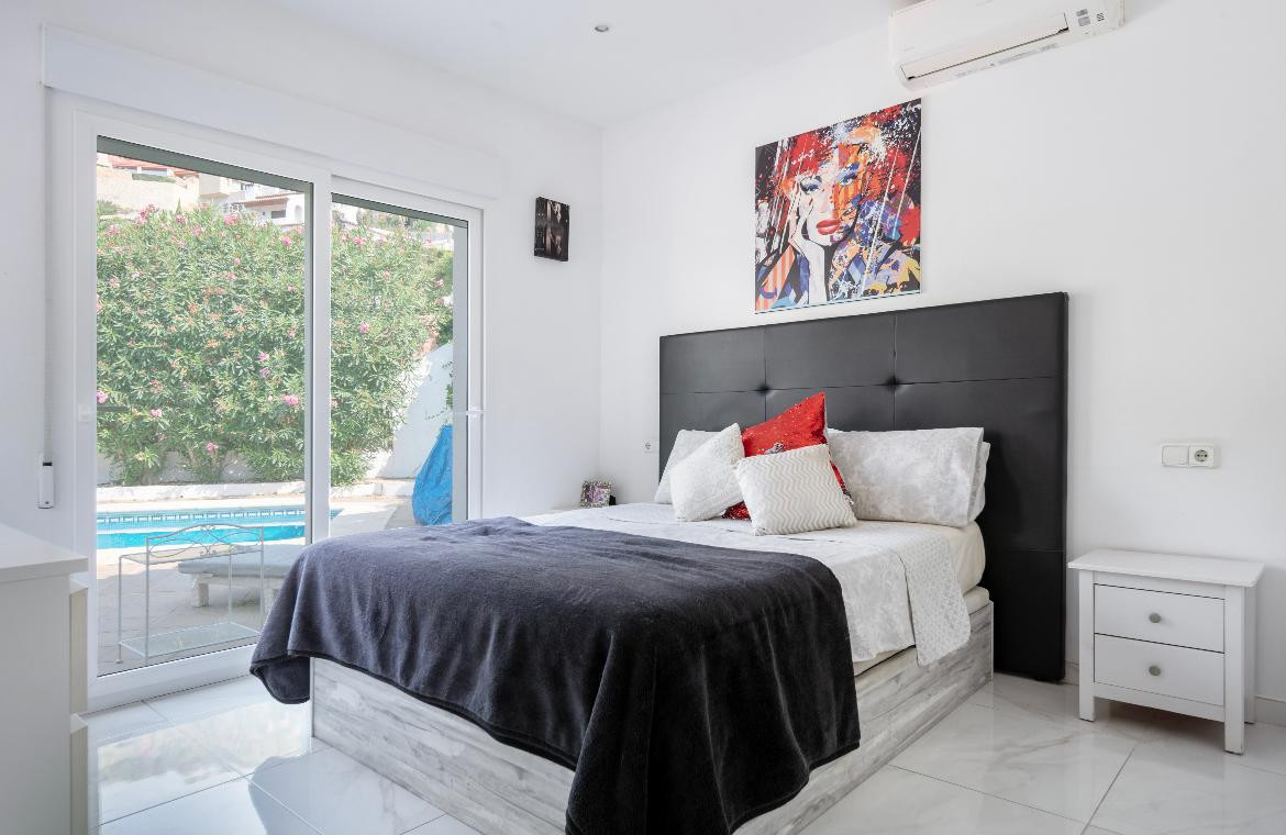 Schlafzimmer mit Poolzugang