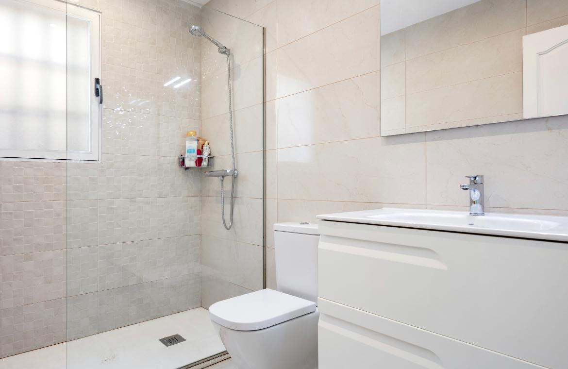 Badezimmer mit Dusche