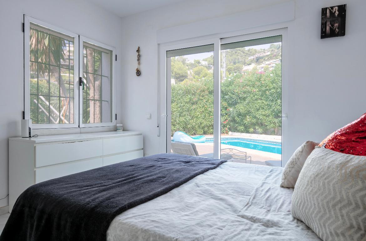 Schlafzimmer mit Poolzugang