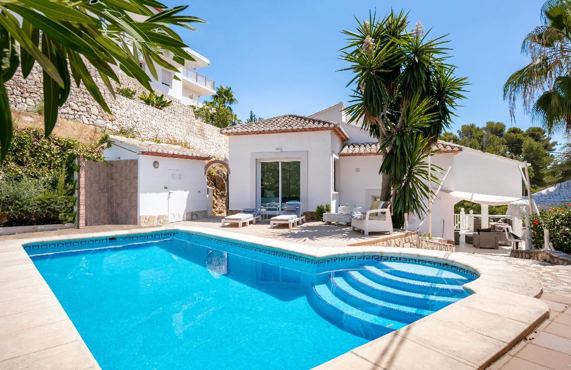 Swimmingpool und Terrasse