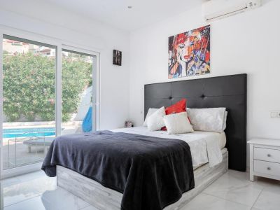 Schlafzimmer mit Poolzugang