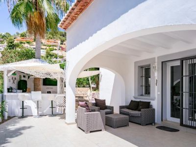 Überdachte Terrasse und Außenbar