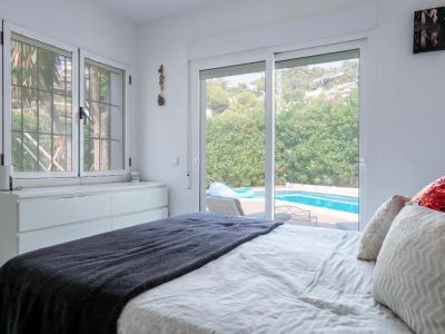 Schlafzimmer mit Poolzugang