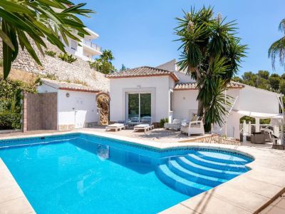 Swimmingpool und Terrasse
