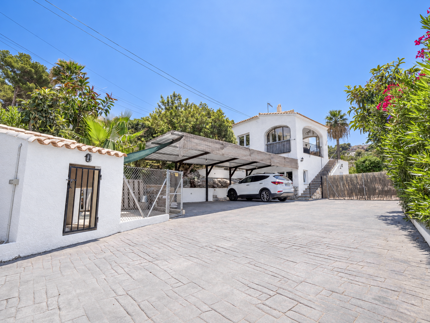 Einfahrt und Carport