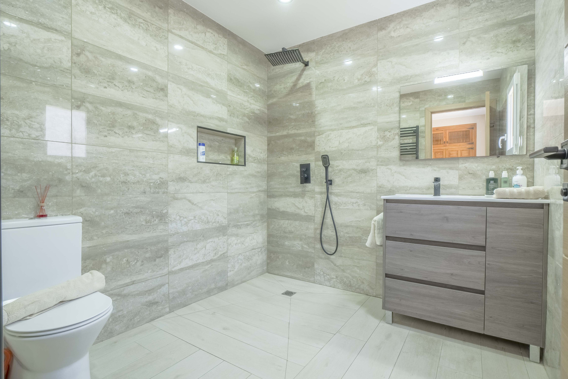 Badezimmer mit begehbarer Dusche