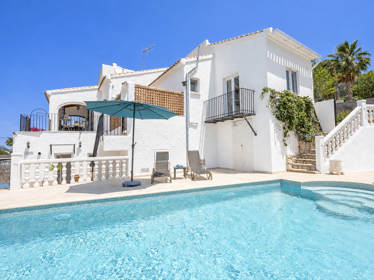 Swimmingpool und Terrasse