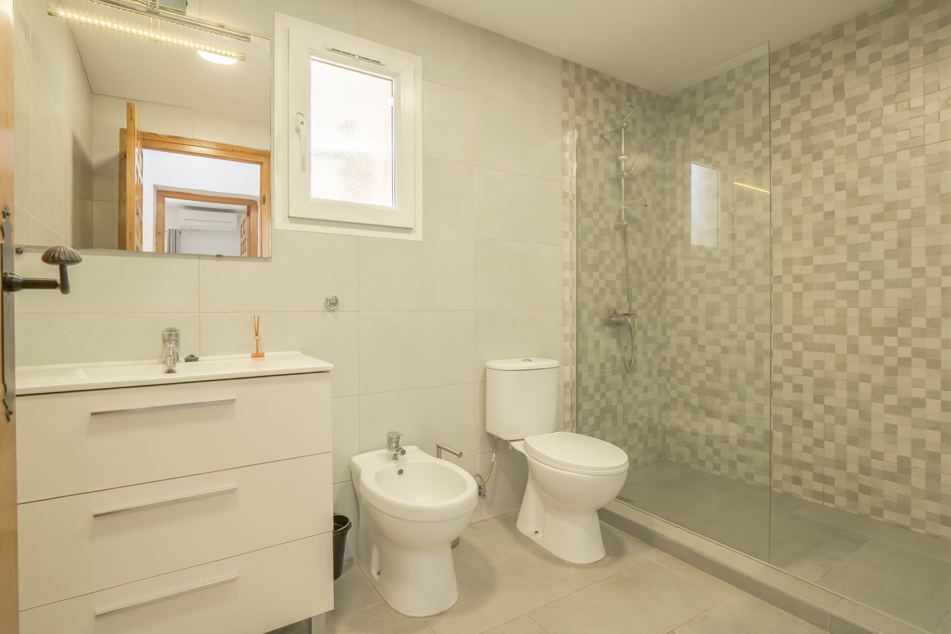 Badezimmer mit Dusche