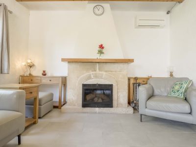 Wohnzimmer mit Kamin