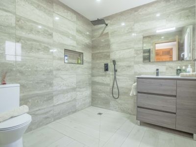 Badezimmer mit begehbarer Dusche