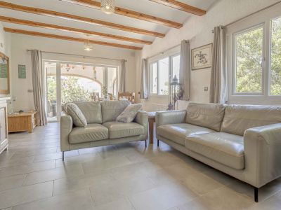 Wohnzimmer mit Zugang zur Terrasse