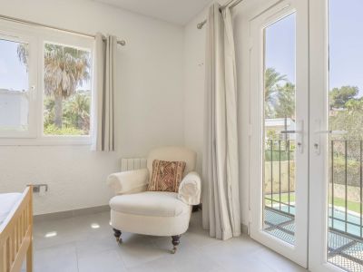 Schlafzimmer mit Poolblick