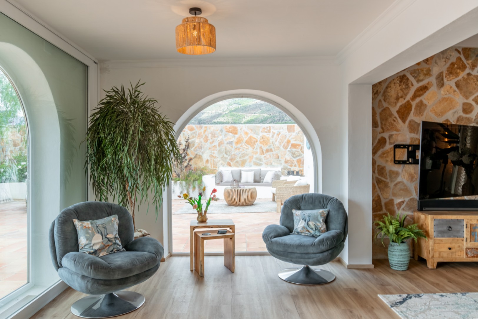 Wohnzimmer mit Rundbogenfenster