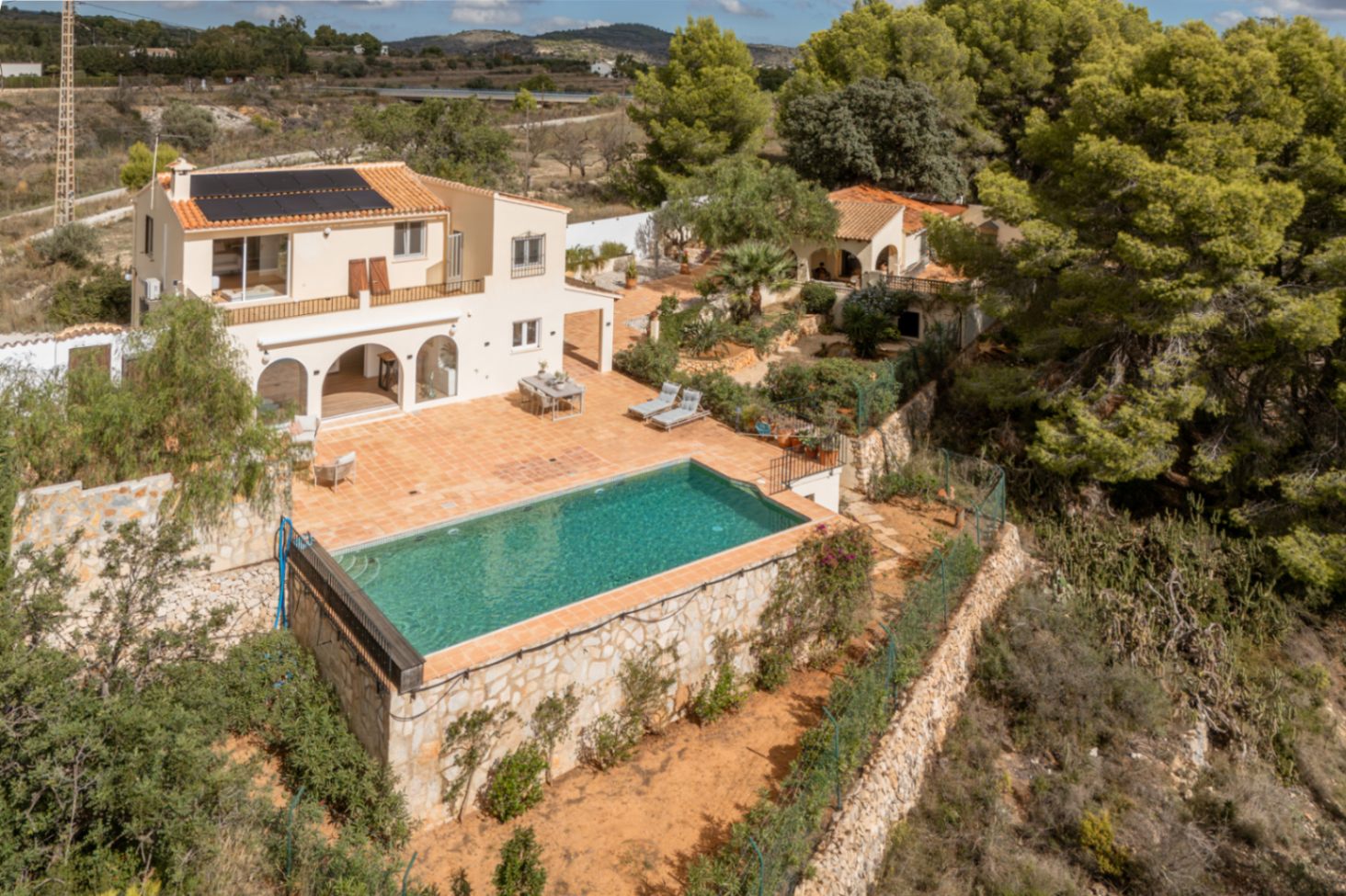 Außenansicht der Villa mit Pool