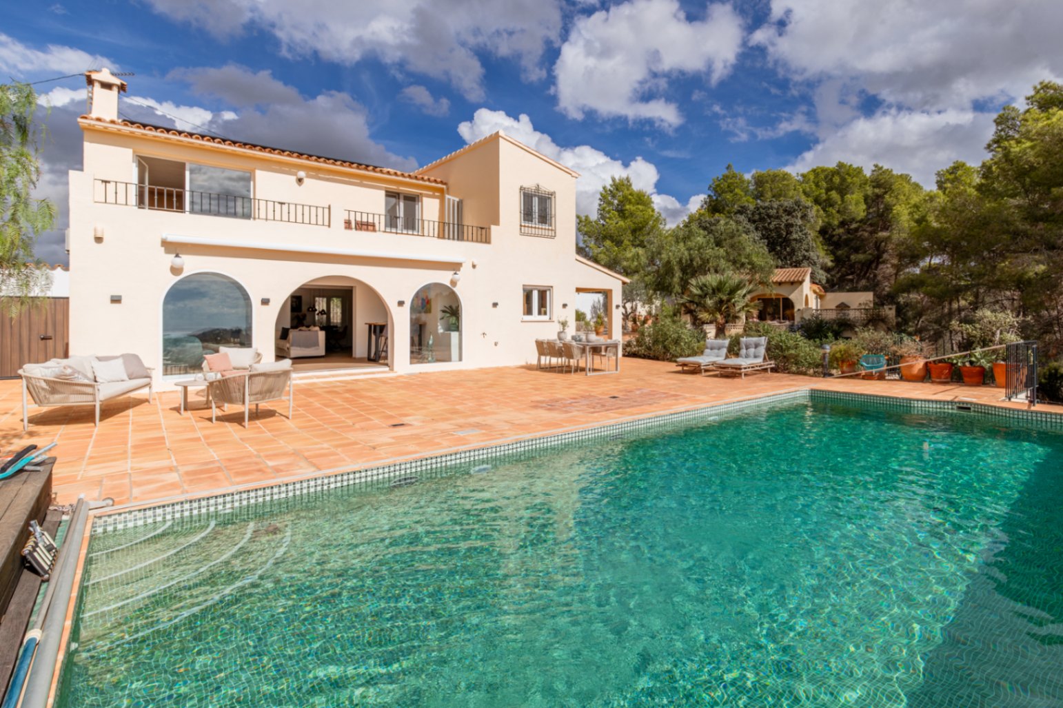 Pool und Terrasse