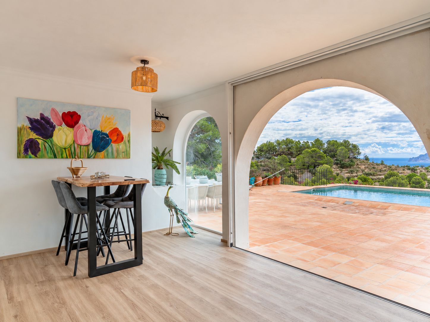 Wohnzimmer mit Zugang zur Terrasse