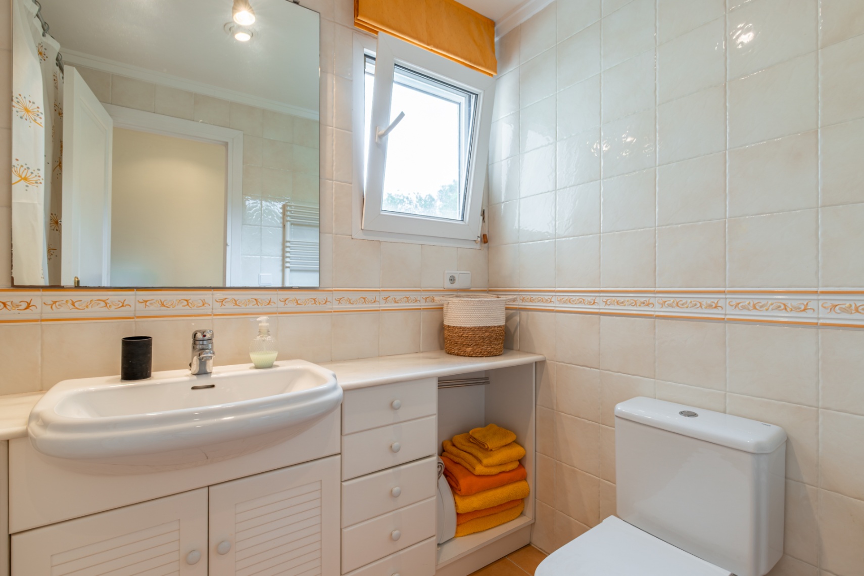 Badezimmer mit Fenster