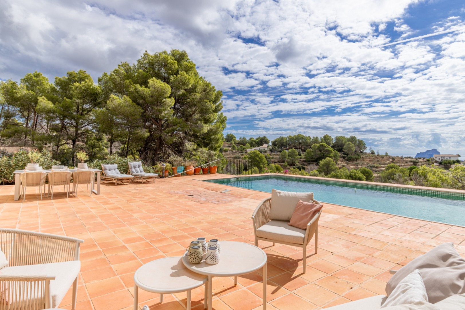 Terrasse mit Pool