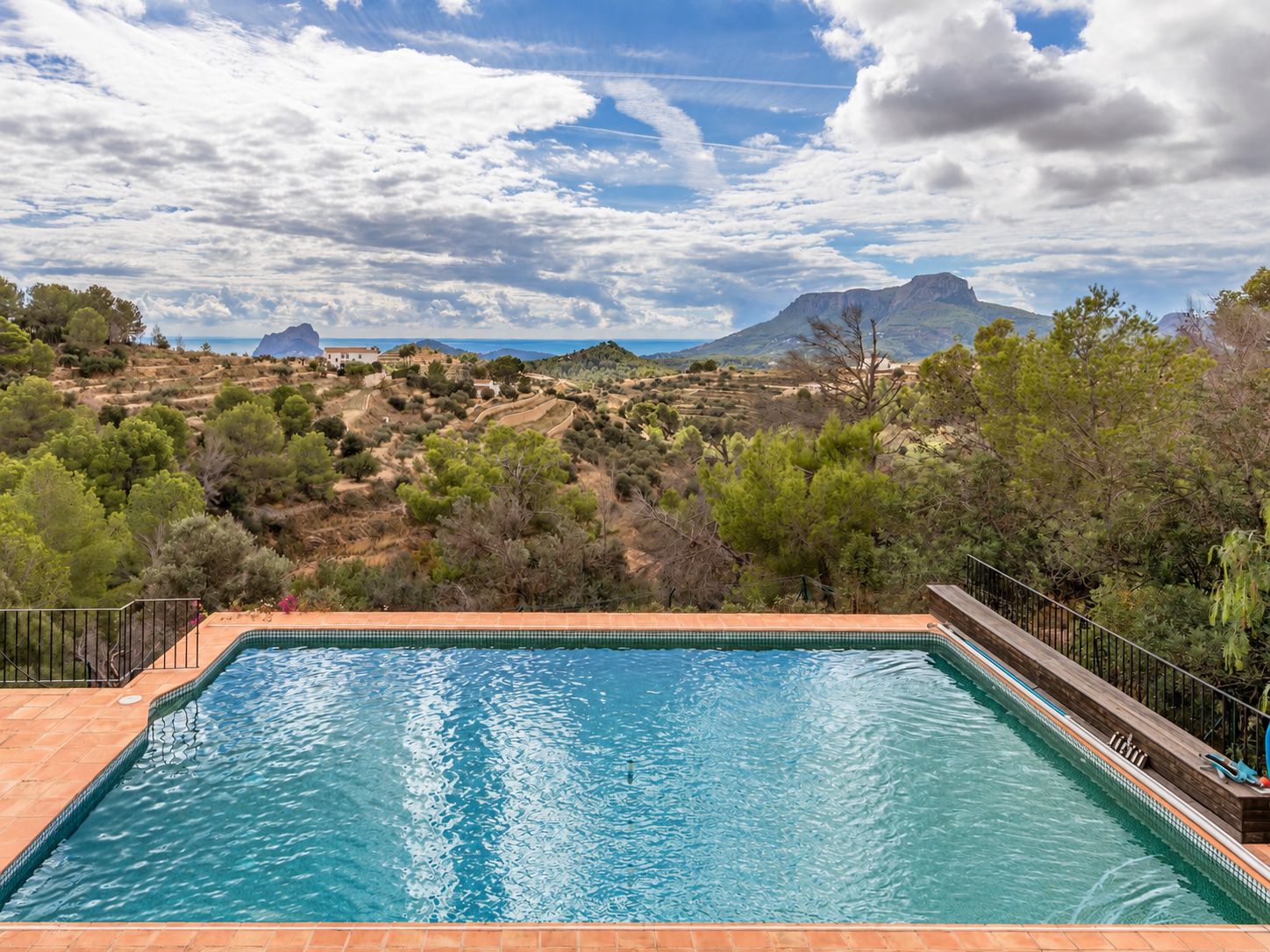 Swimmingpool mit Meerblick