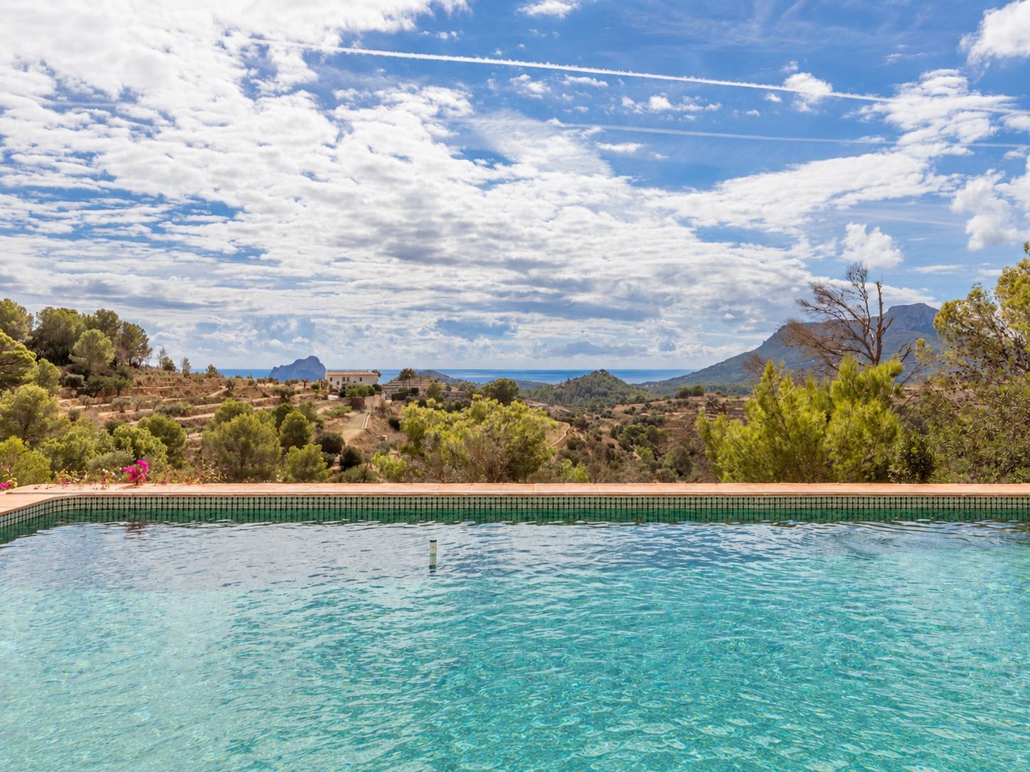 Pool mit Meerblick