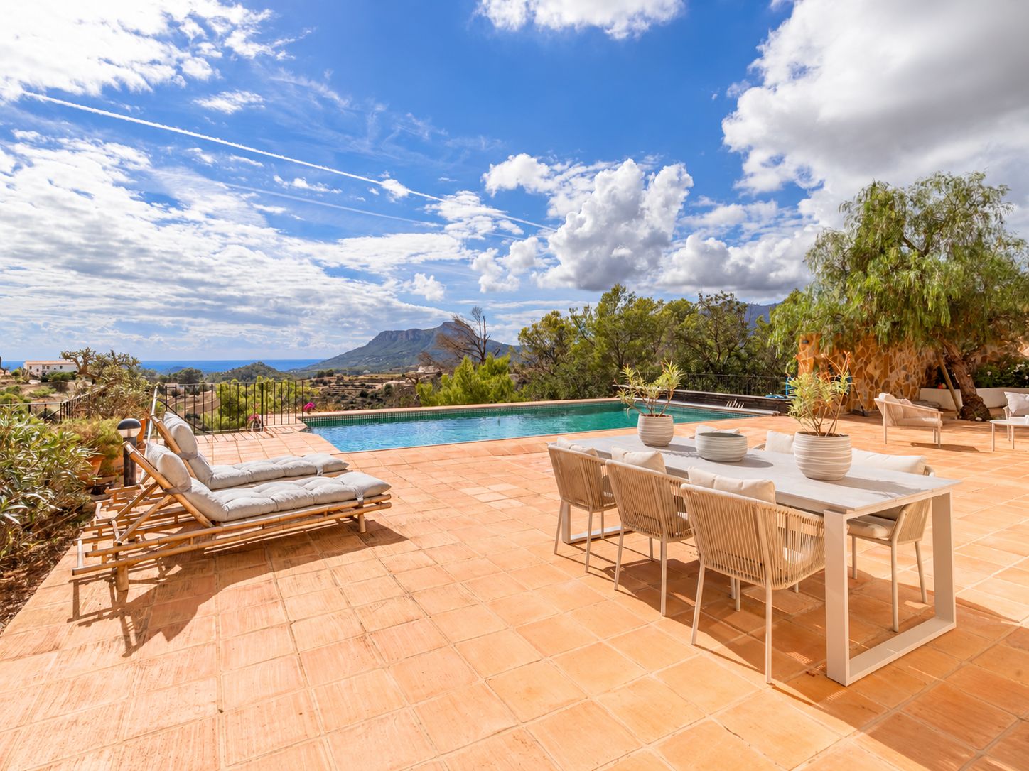 Terrasse mit Pool und Aussicht