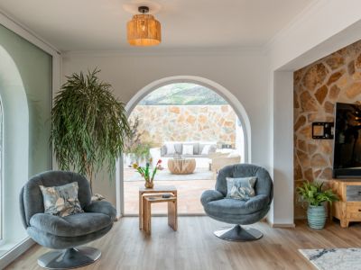 Wohnzimmer mit Rundbogenfenster