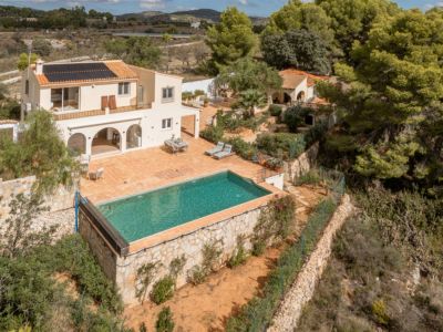 Außenansicht der Villa mit Pool