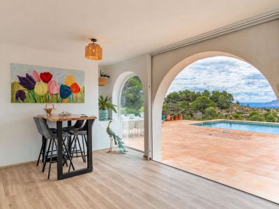Wohnzimmer mit Zugang zur Terrasse