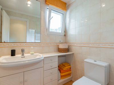 Badezimmer mit Fenster