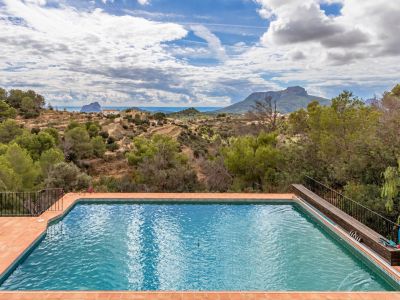 Swimmingpool mit Meerblick
