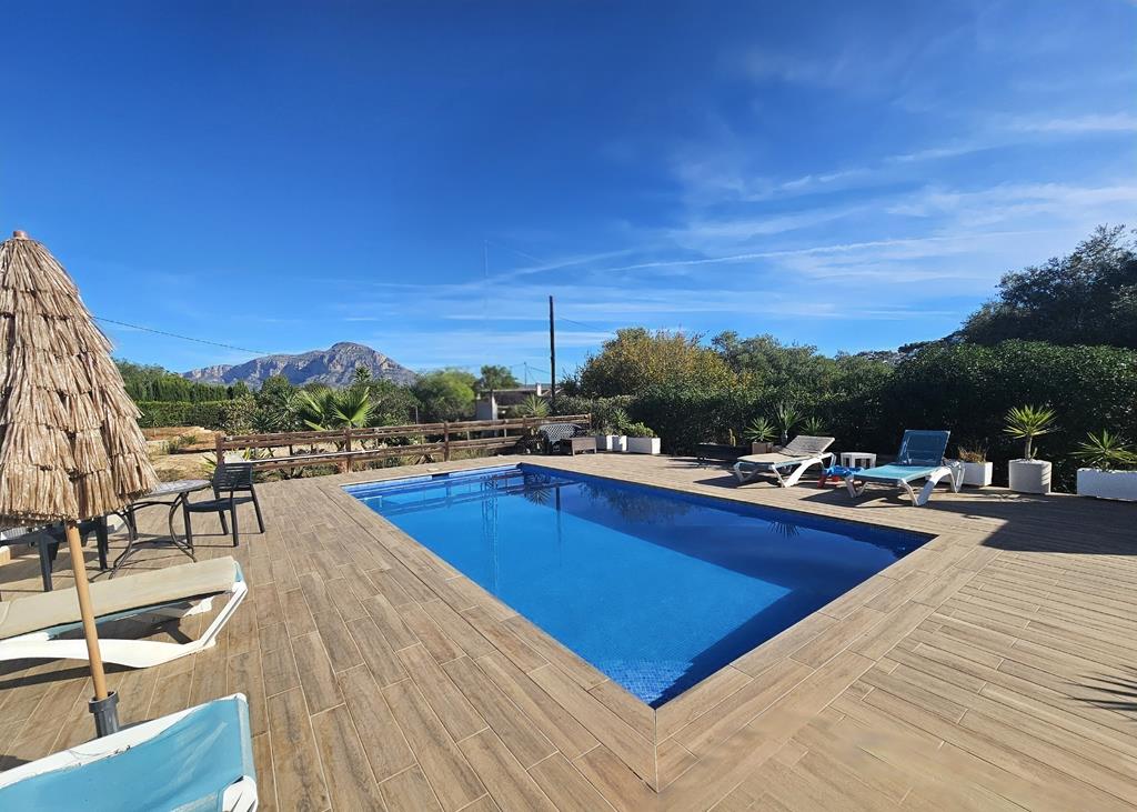 Swimmingpool und Terrasse