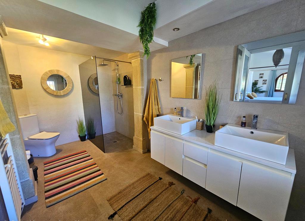 En-Suite-Badezimmer mit Dusche