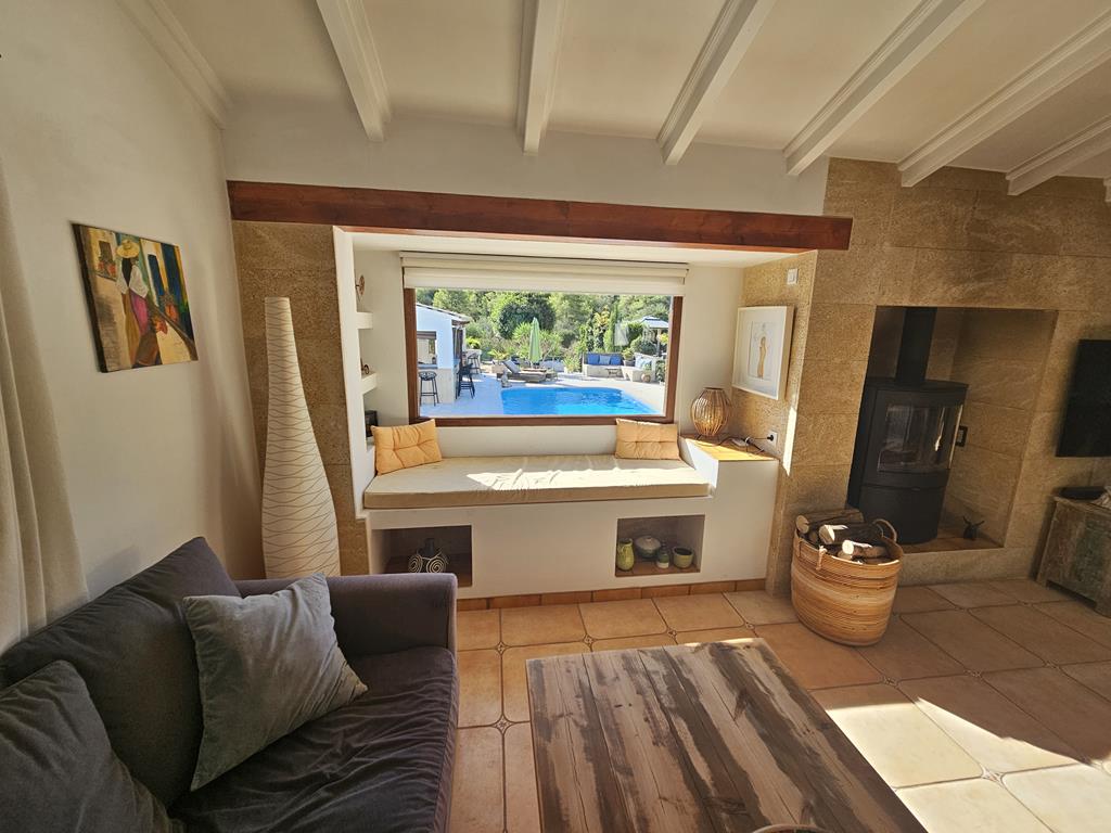 Wohnzimmer mit Poolblick