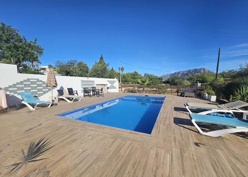 Pool und Terrasse