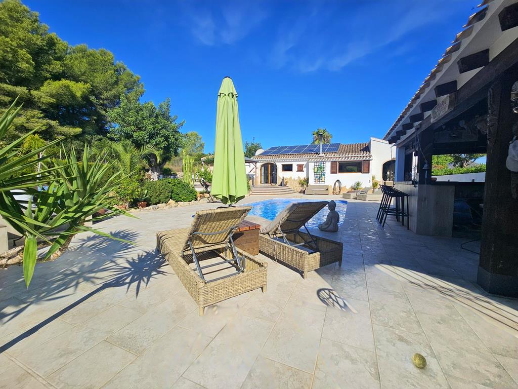 Pool und Terrasse